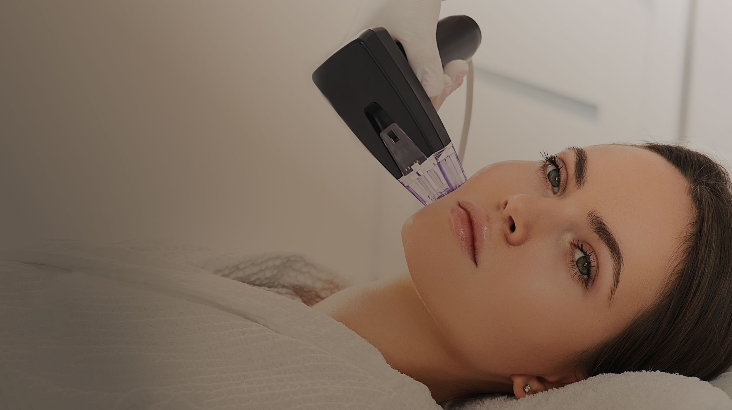 Woman receiving a face therapy treatment