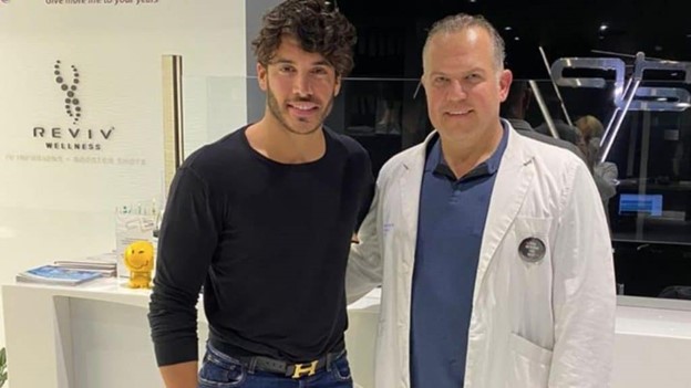 Δρ.Αθανάσιος Αθανασίου: Ο άνθρωπος πίσω απο τους αψεγάδιαστους κοιλιακούς του Γιώργου Ασημακόπουλου!